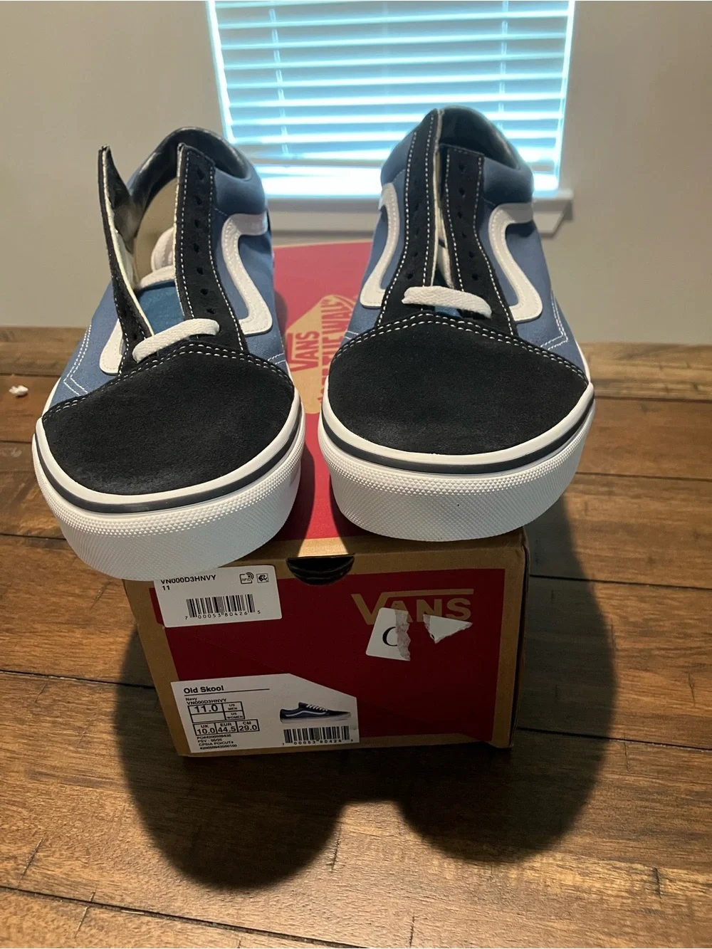 Vans Men’s Old Skool Low Top Sneaker